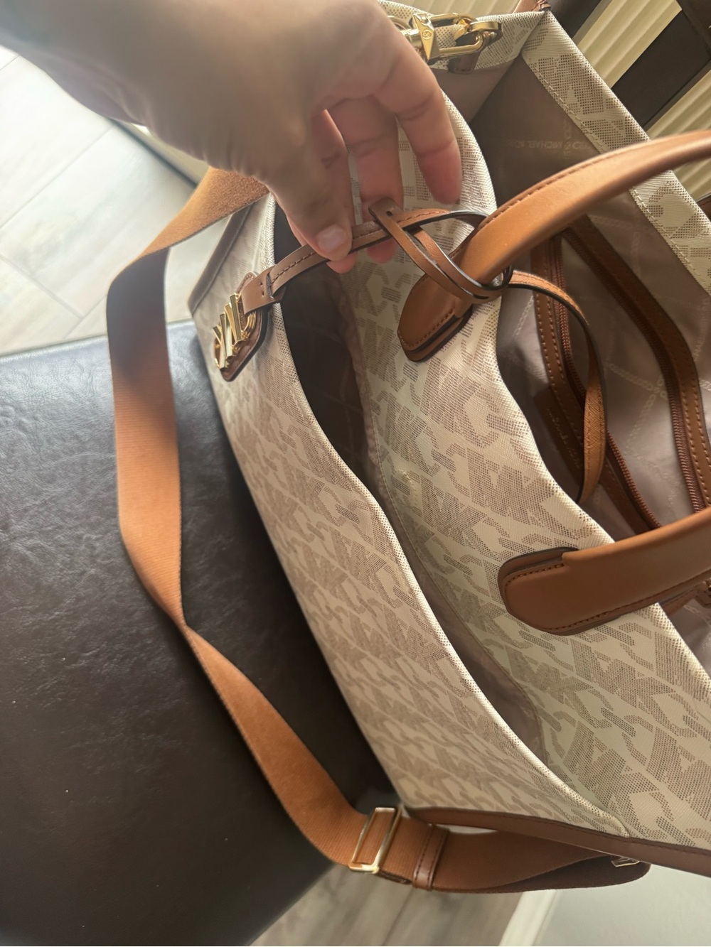 Michael Kors Gigi Large Tote Bag Beige and Brown caryall with Adjustable Strap - Picture 7 of 16